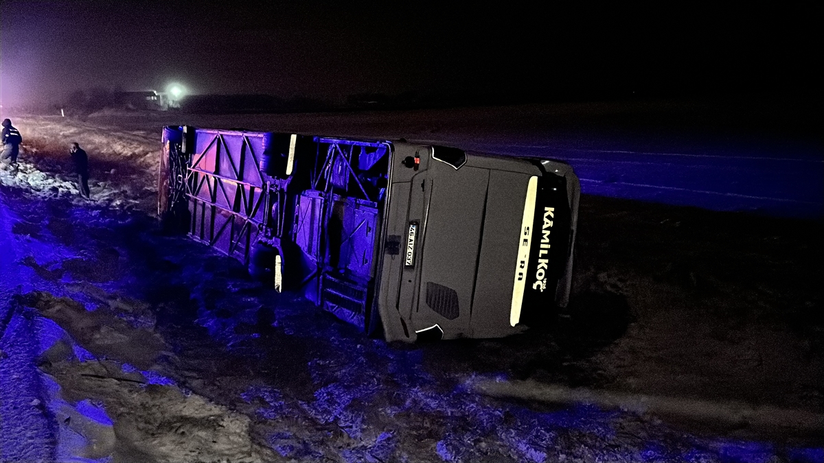 Aksaray Konya yolunda otobüsün devrilmesi sonucu 20 kişi yaralandı