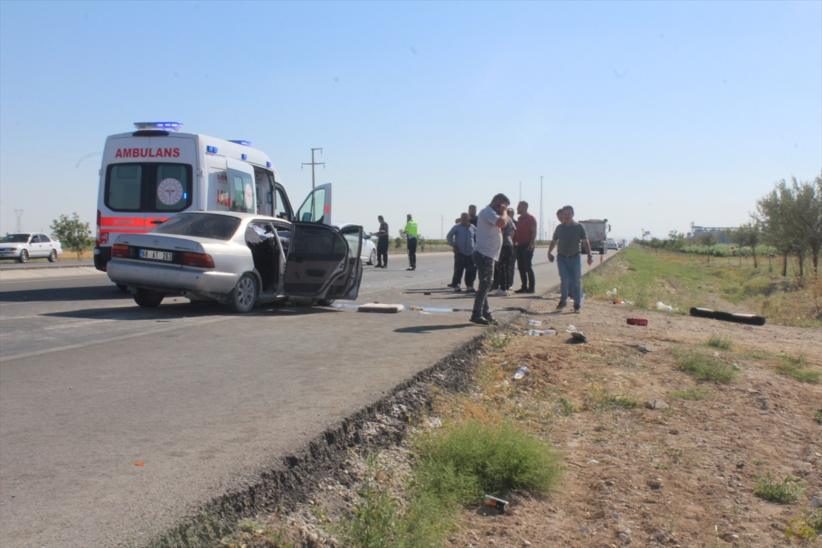 Aksaray Konya yolunda  otomobil ile kamyonun çarpıştığı kazada 1 kişi öldü, 4 kişi yaralandı