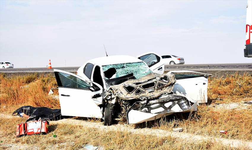 Aksaray Konya yolunda  otomobil tıra çarptı: 1 ölü, 1 yaralı