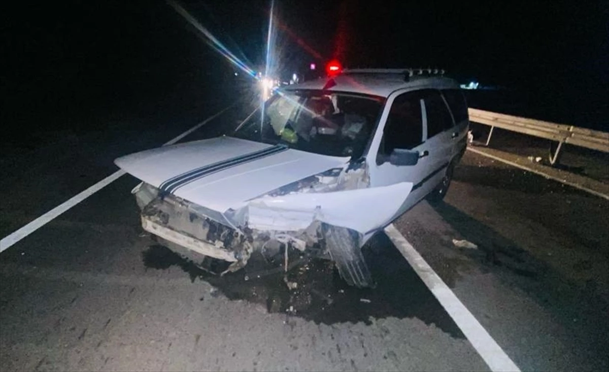 Aksaray' Konya  yolunda  Otomobilin Bariyerlere Çarpması Sonucu 6 Kişi Yaralandı