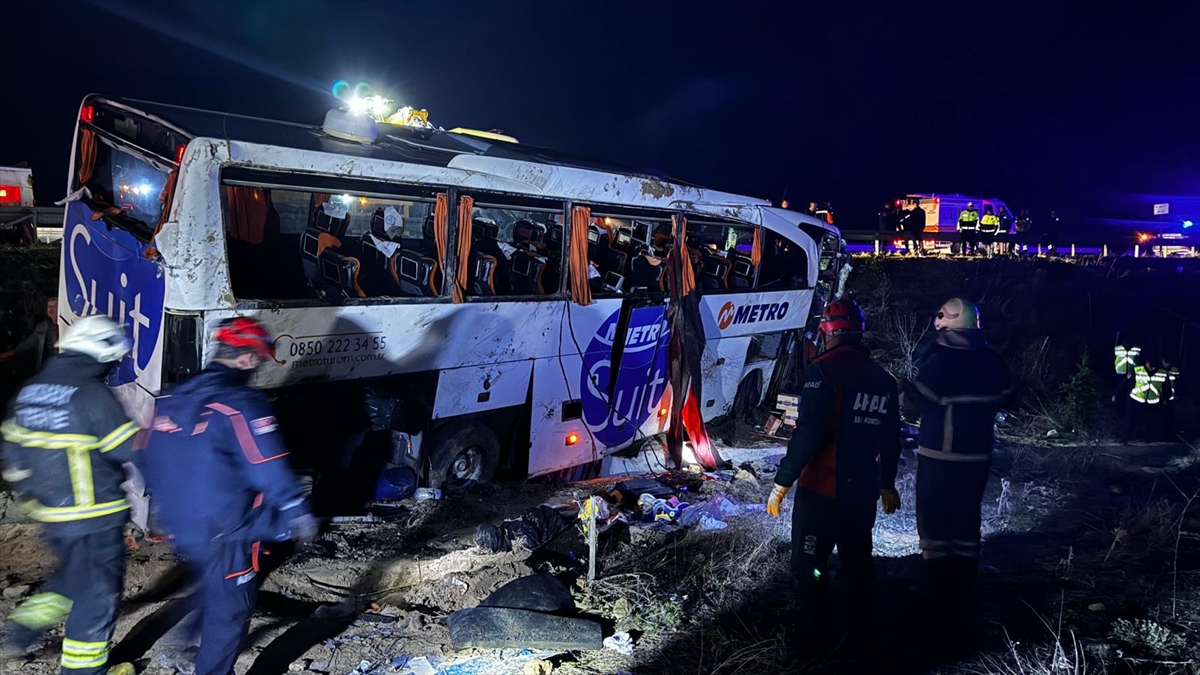 AKSARAY - Yolcu otobüsünün devrilmesi sonucu 2 kişi öldü, 34 kişi yaralandı