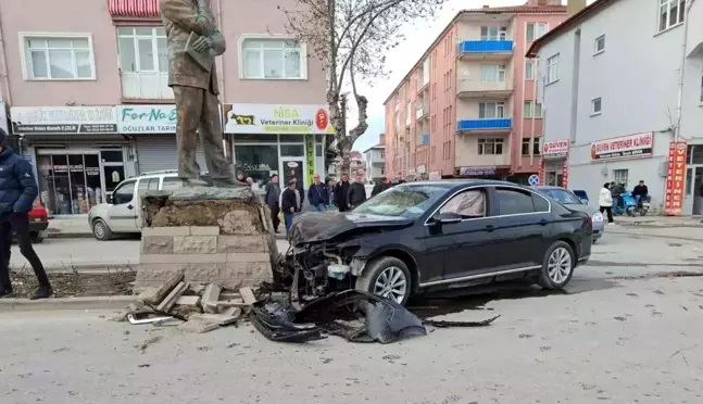 Akşehir'de direksiyon hakimiyetini kaybeden sürücü, Tarık Buğra heykeline çarptı.