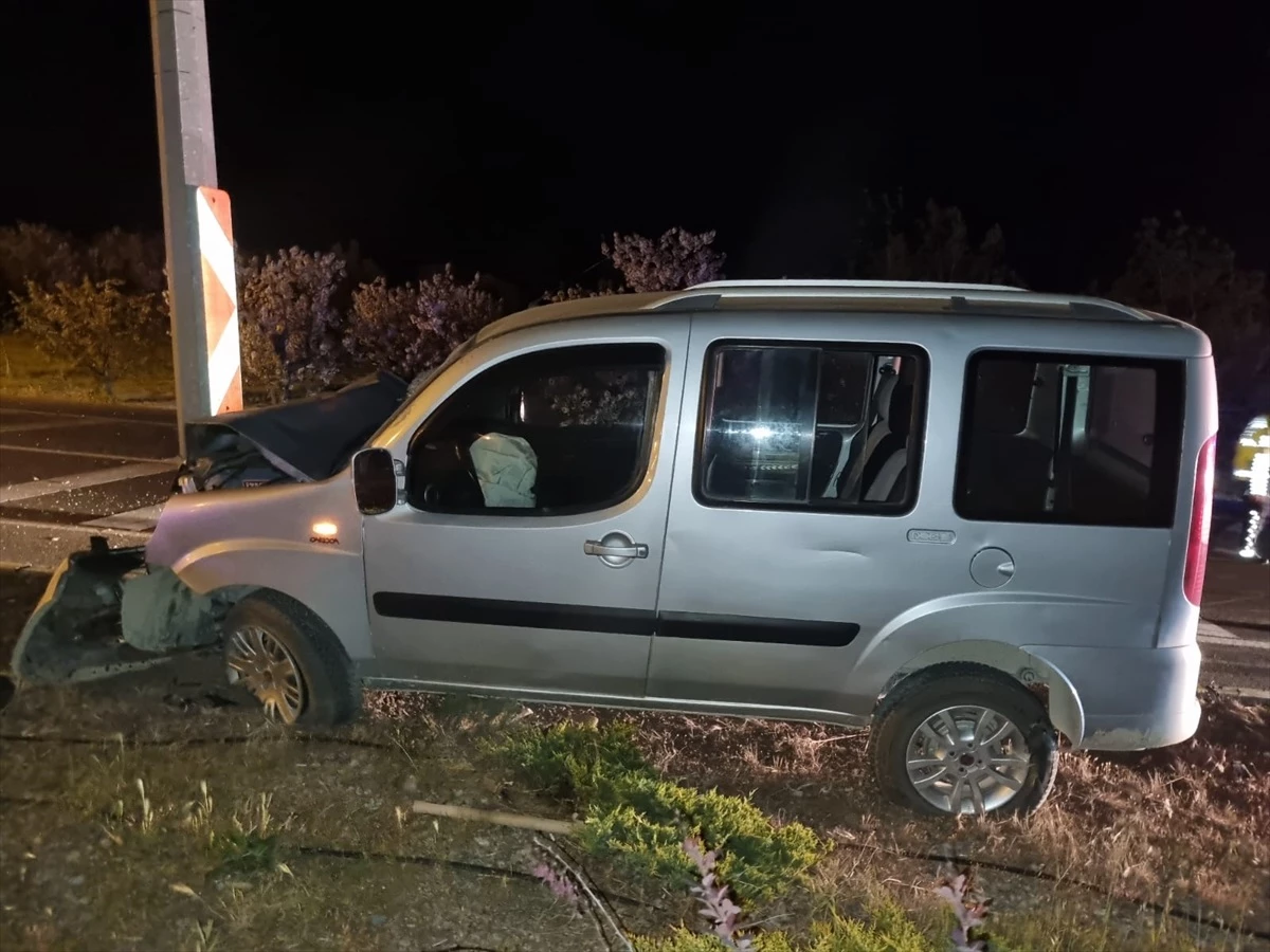 Akşehir'de Elektrik Direğine Çarpan Araçta 1 Kişi Hayatını Kaybetti
