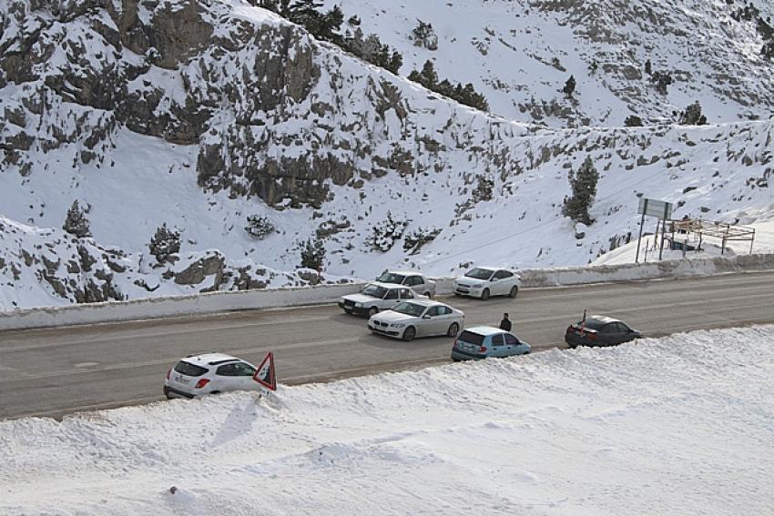 Alacabel'de kar kalınlığının 1 metreyi bulduğu belirtiliyor.