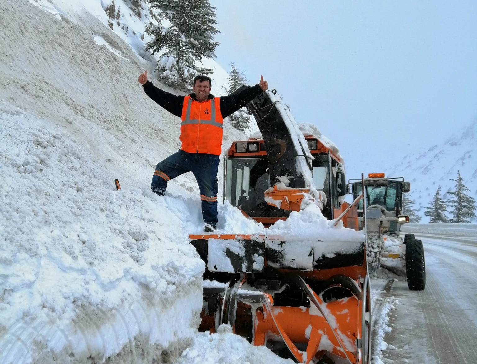Alacabelde    yol genişletme  çalışmaları devam ediyor