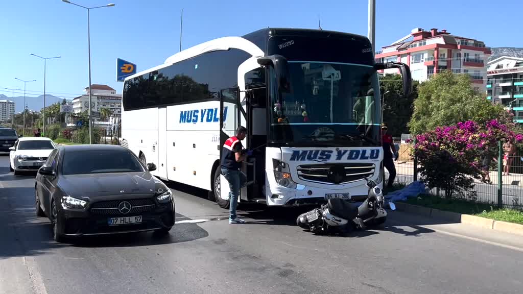 Alanya'da otobüsün çarptığı motosikletteki baba ile oğlu öldü