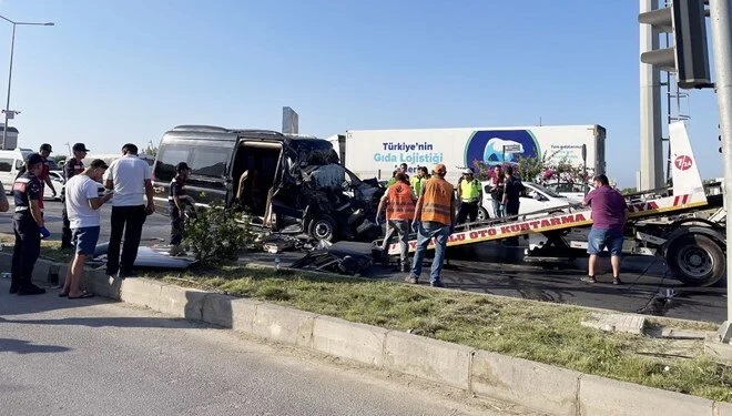 Alanya'da tur minibüsü TIR'la çarpıştı: 2 kişi öldü, 12 kişi yaralandı