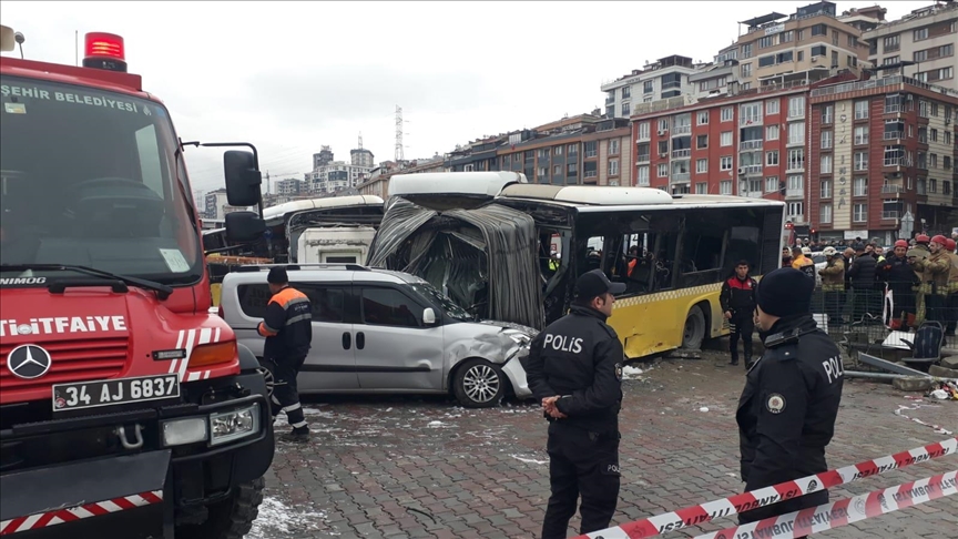 Alibeyköy'de tramvay ile İETT otobüsü çarpıştı: 33 yaralı