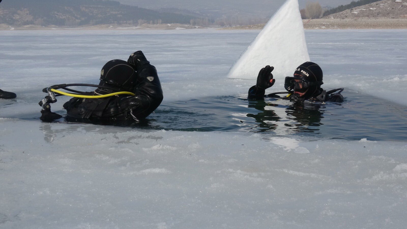 Altınapa Barajı'nda buzu kesip daldılar! Görenler şaştı kaldı