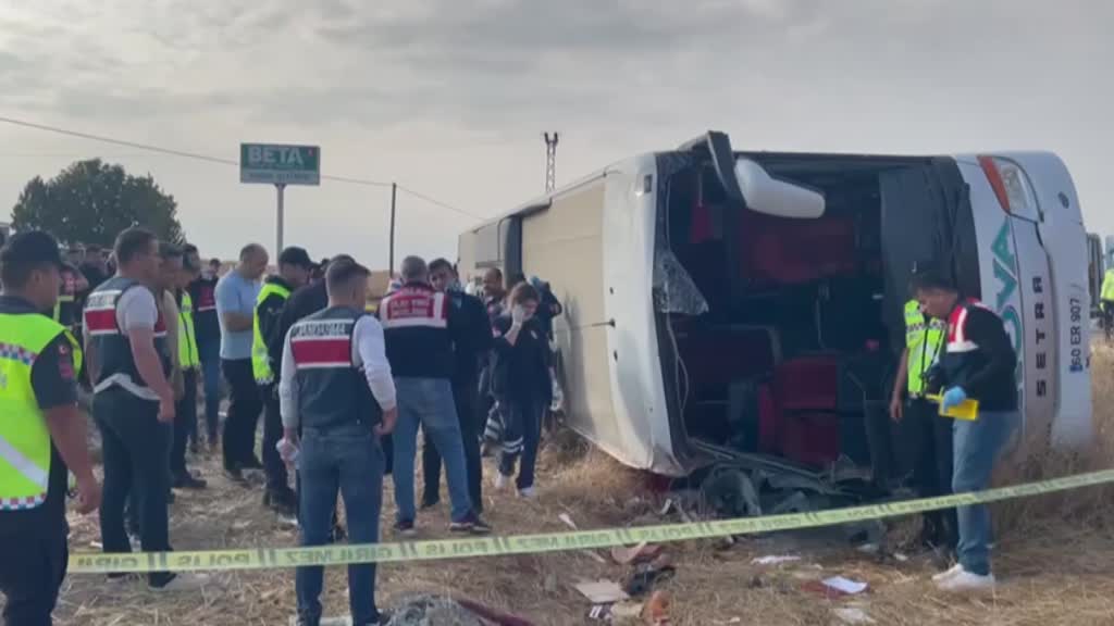 Amasya’da yolcu otobüsü devrildi: 6 kişi hayatını kaybetti, 33 yolcu yaralı