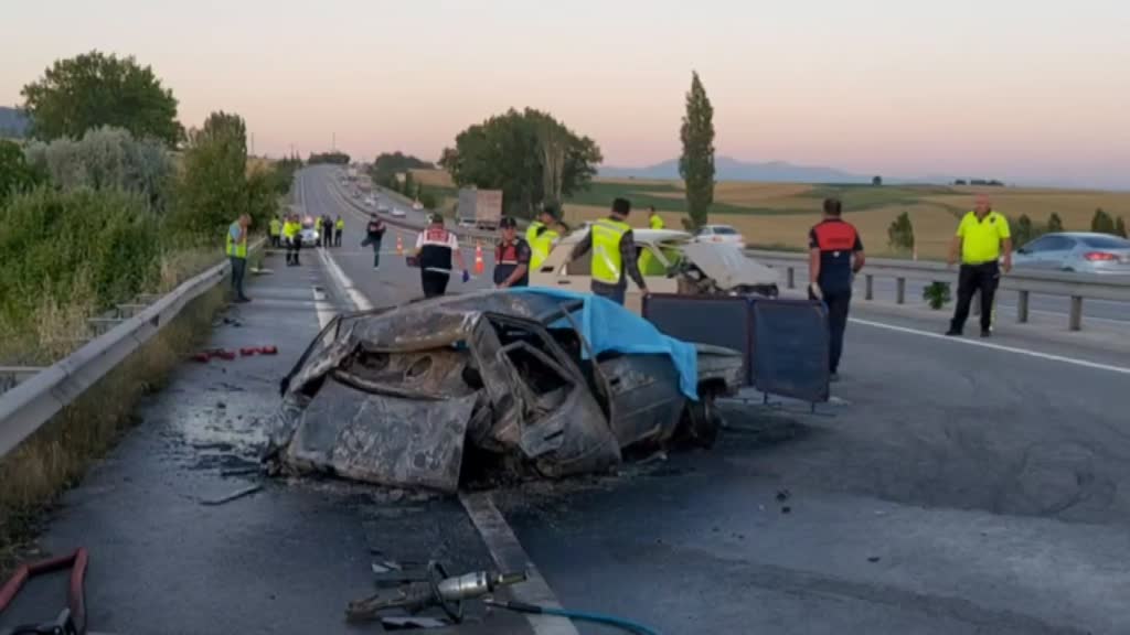 AMASYA - Trafik kazasında 3 kişi yanarak öldü