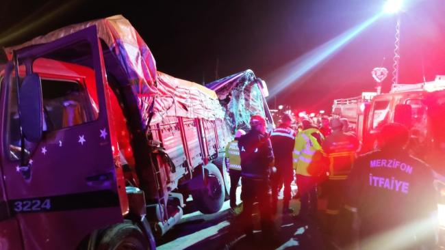AMASYA - Yolcu otobüsü ile tırın çarpıştığı kazada 2 kişi öldü, 20 kişi yaralandı