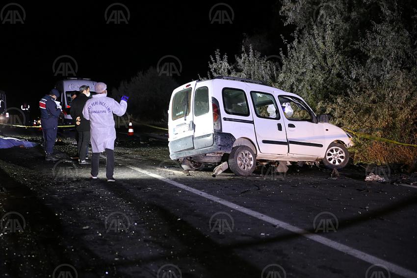 Ambulansı sollamaya çalışan otomobil karşı yönden gelen kamyonetle çarpıştı: 4 ölü, 3 yaralı