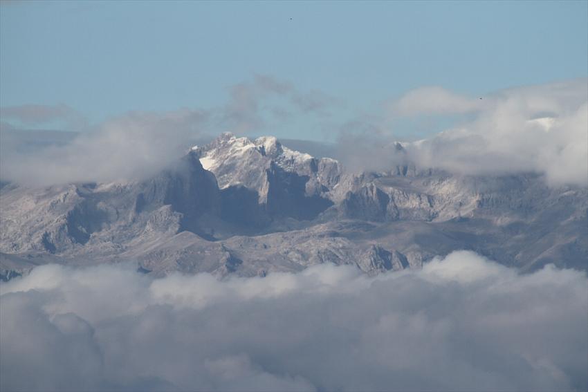 Anamas Dağı’nın zirvesine mevsimin ilk karı yağdı
