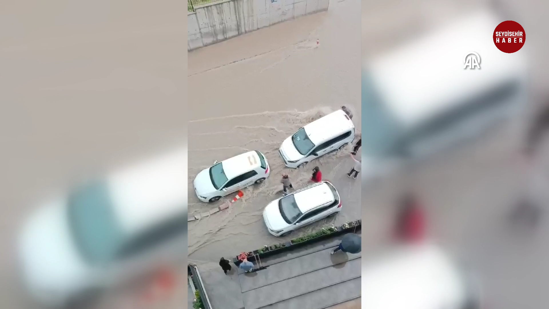 ANKARA - Başkentte sele kapılan iki kardeş çevredekiler tarafından kurtarıldı