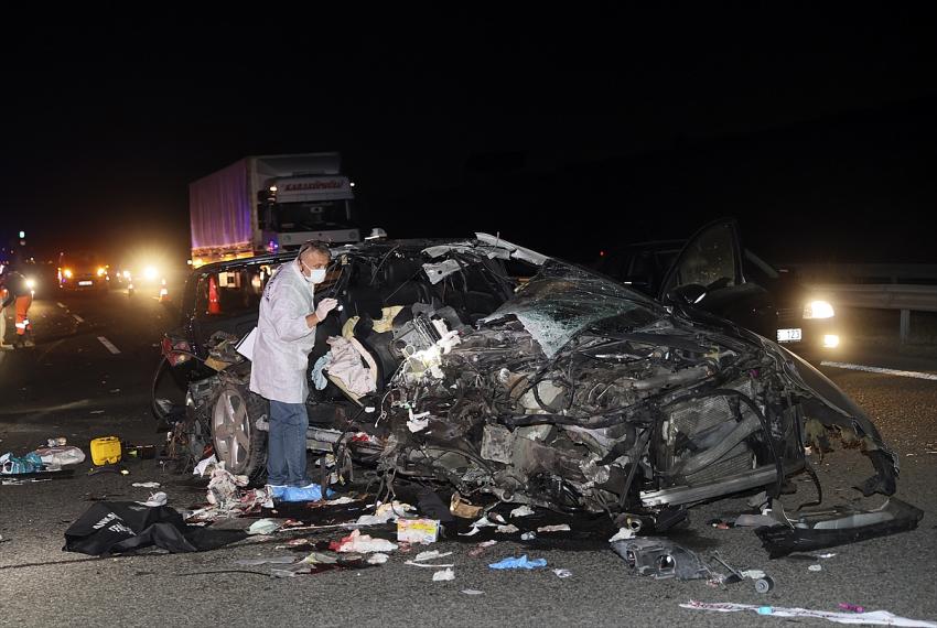 Ankara Çevre Yolu'nda otomobil TIR'a arkadan çarptı: 3 ölü, 1 yaralı