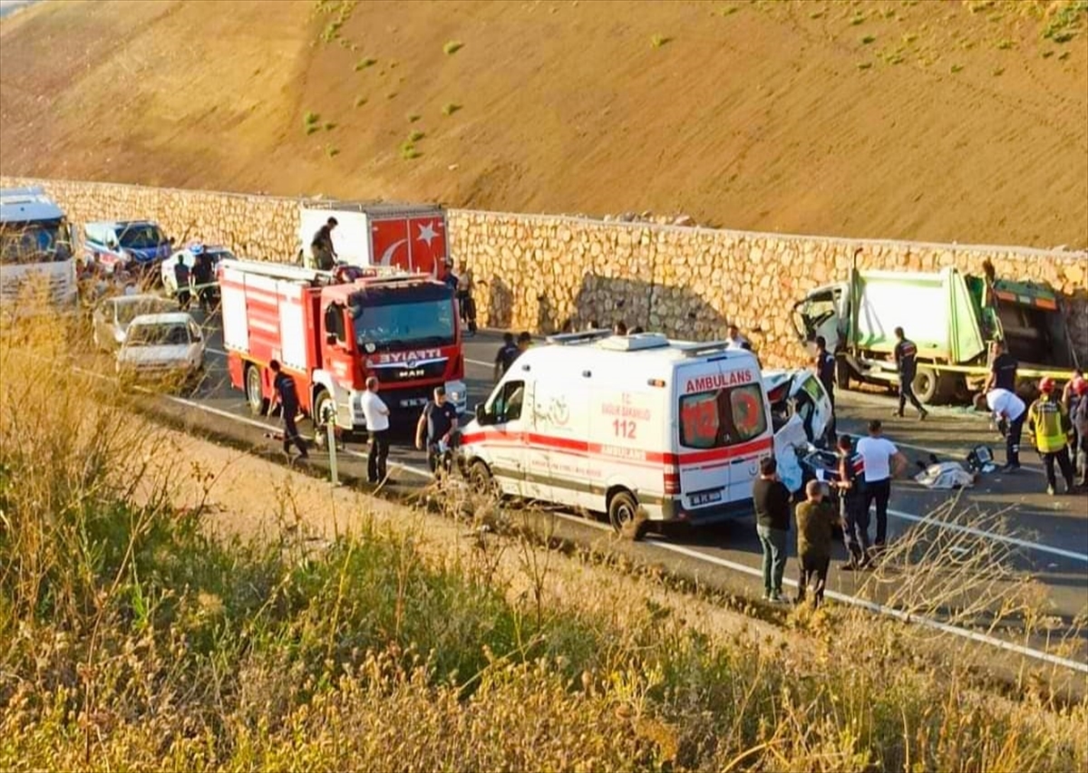 Ankara'da çöp kamyonuyla otomobilin çarpışması sonucu 2 kişi öldü