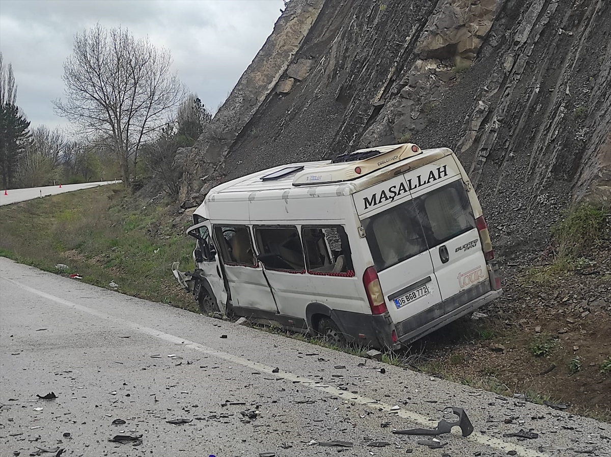 Ankara'da işçi servisi ile hafif ticari aracın çarpıştığı kazada 2 kişi öldü, 17 kişi yaralandı