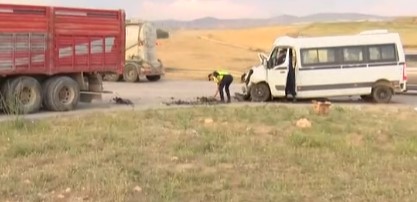 Ankara'da işçi servisi ile kamyon çarpıştı: 10 kişi yaralandı