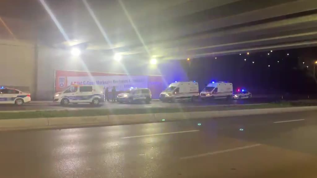 Ankara'da  Kaldırımda yürüyen 2 kişi otomobilin çarpması sonucu hayatını kaybetti