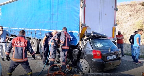 Ankara'da Otomobil park halindeki tıra ok gibi saplandı: 4 ölü, 1 yaralı
