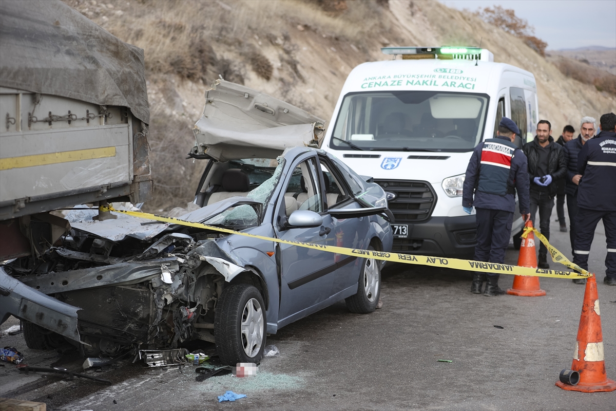 Ankara'da otomobil tıra çarptı: 2 ölü, 4 yaralı