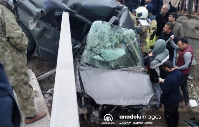 Ankara'da otomobilin bariyerlere çarptığı kazada baba ve oğlu öldü