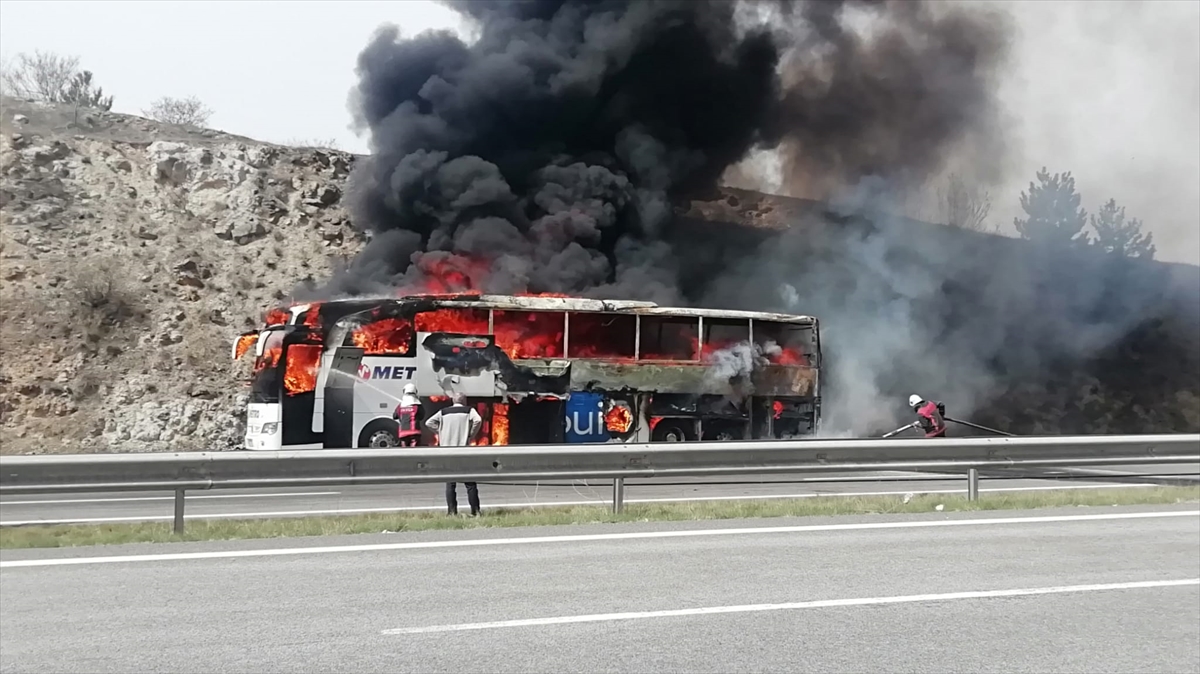 Ankara'da seyir halindeki yolcu otobüsünde çıkan yangın söndürüldü