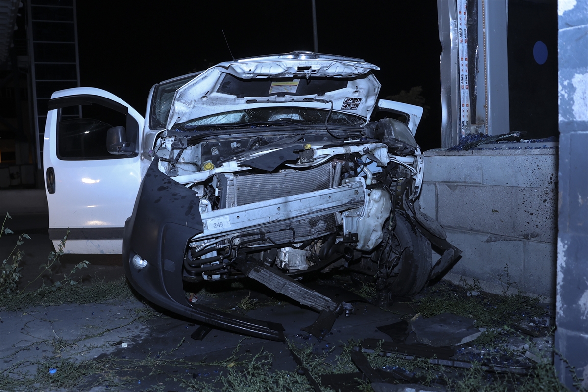 Ankara'da üst geçidin ayağına çarpan araçtaki 2 kişi öldü