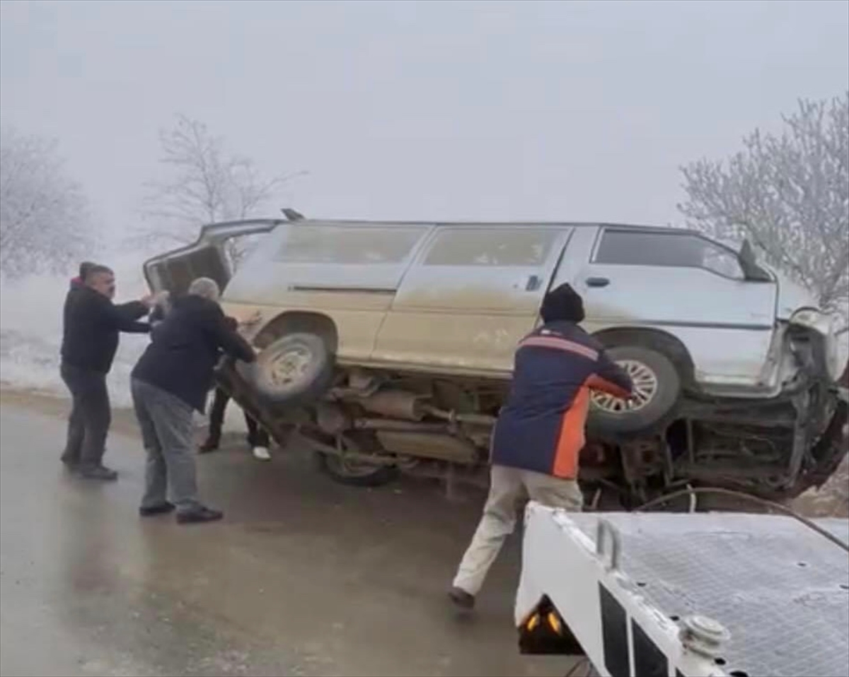 Ankara-Konya kara yolundaki trafik kazalarında 4 kişi yaralandı