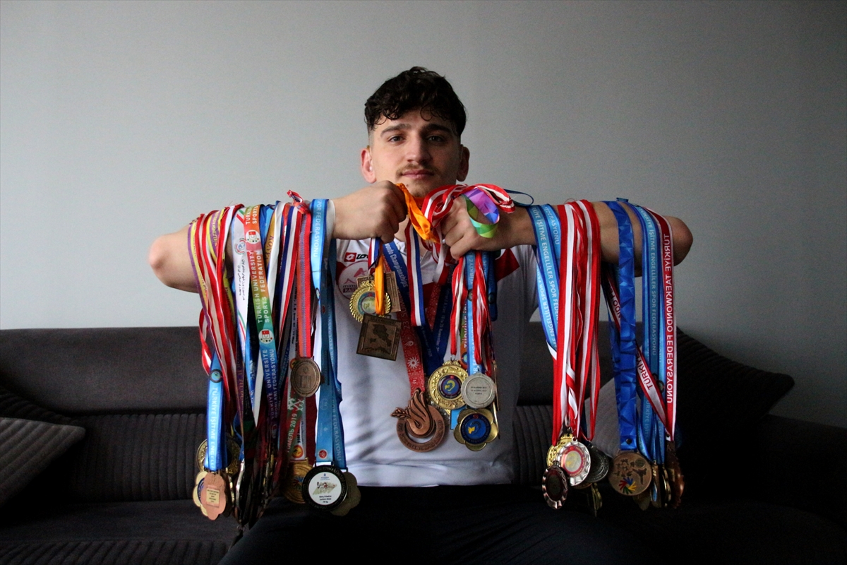 Annesinin kendisini savunması için gönderdiği tekvandoda başarıya doymuyor