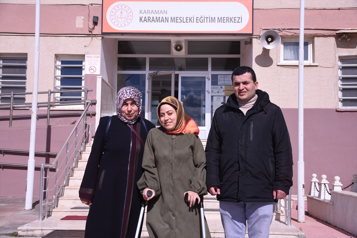 Annesinin okuması için sırtında taşıdığı kızı öğretmen olmayı başardı