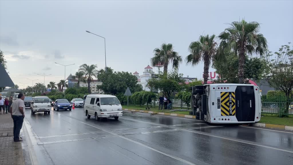 ANTALYA - Alanya'da otel çalışanlarını taşıyan midibüsün devrildiği kazada 13 kişi yaralandı