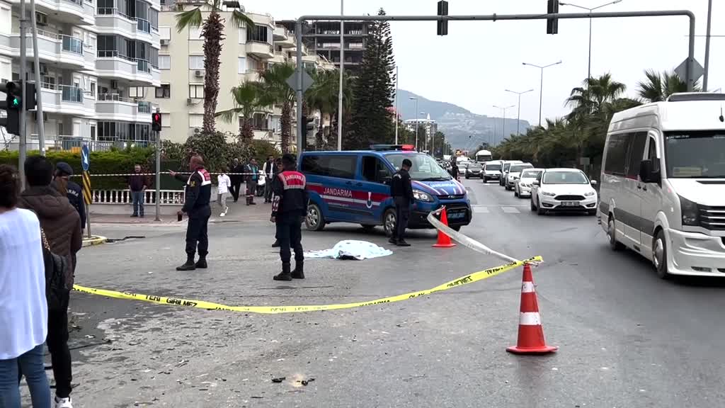 ANTALYA - Alanya'da trafik kazasında depremzede 3 kişi öldü, 4 kişi yaralandı
