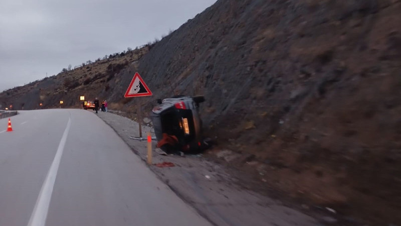 Antalya Beyşehir yolunda otomobilin devrilmesi sonucu 1’i ağır 4 kişi yaralandı