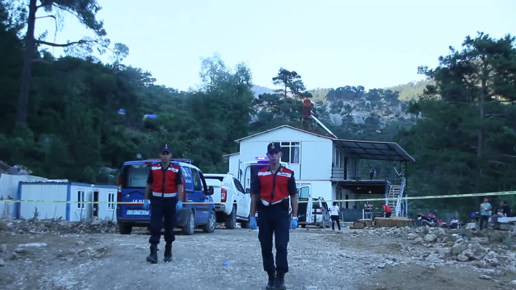 ANTALYA - Bir kişi, 2 çocuğunu ve eşini av tüfeğiyle öldürdü