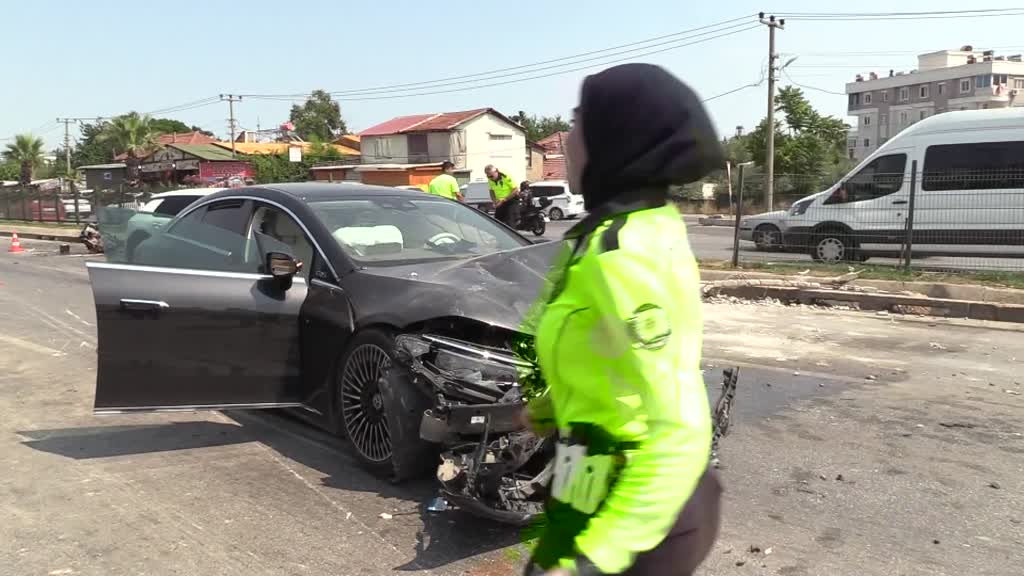 Antalya'da 3 otomobilin çarpıştığı kazada 2 kişi öldü, 3 kişi yaralandı