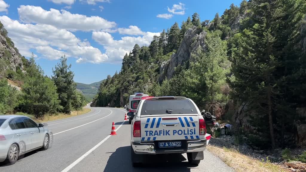 Antalya'da gurbetçilerin bulunduğu otomobilin devrilmesi sonucu 4 kişi yaralandı