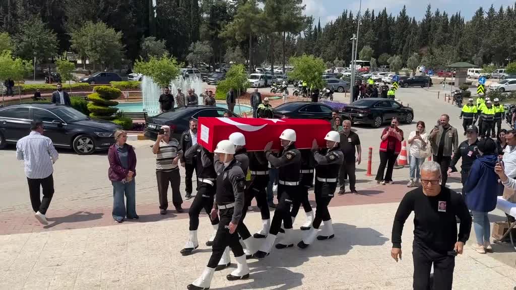 Antalya'da kalp krizi sonucu şehit olan polis memurunun cenazesi Adana'da defnedildi
