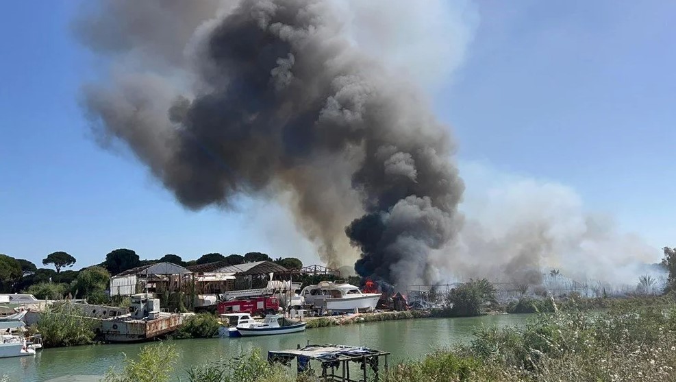 Antalya'da otluk alanda çıkan yangın tersane ve ormana sıçradı