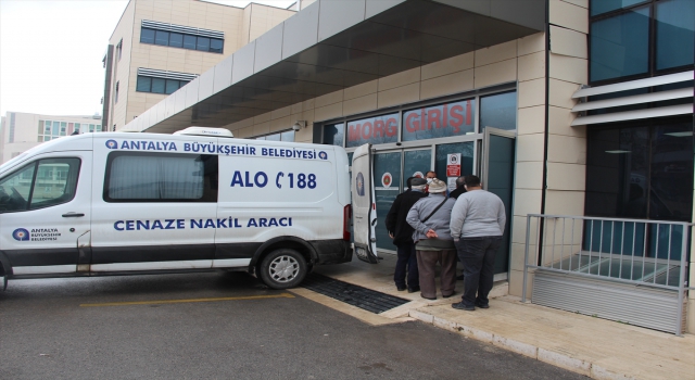 Antalya'da otomobilde av tüfeğiyle vurulan kişinin cenazesi ailesine teslim edildi