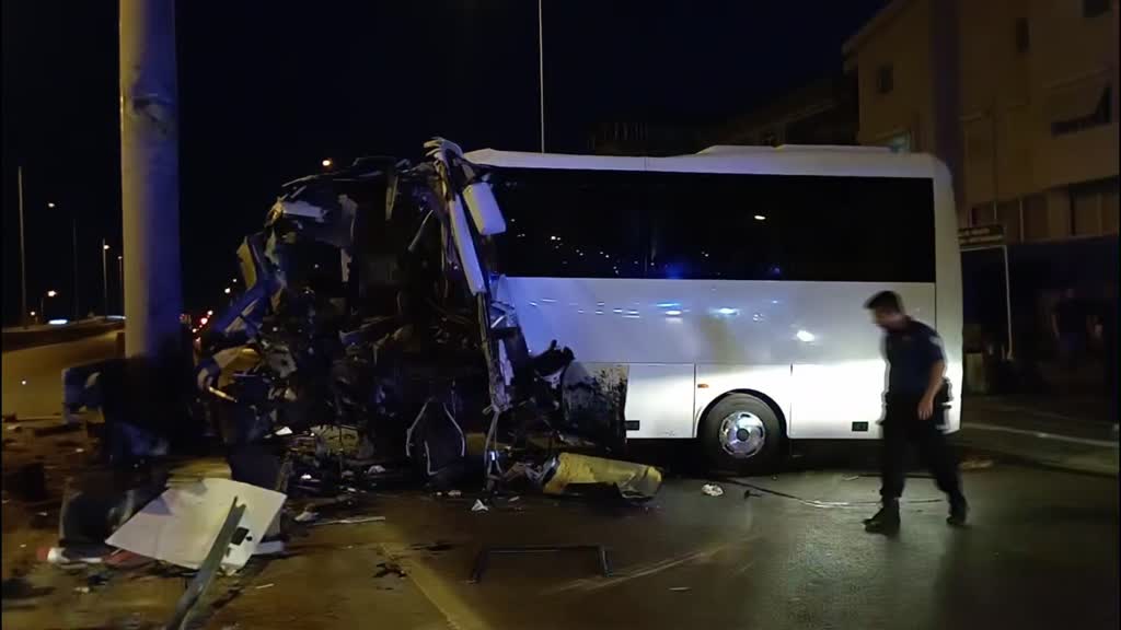 ANTALYA - Direğe çarpan tur midibüsündeki 15 kişi yaralandı