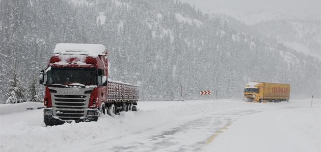 Antalya-Konya kara yolu kar nedeniyle tırların geçişine kapatıldı