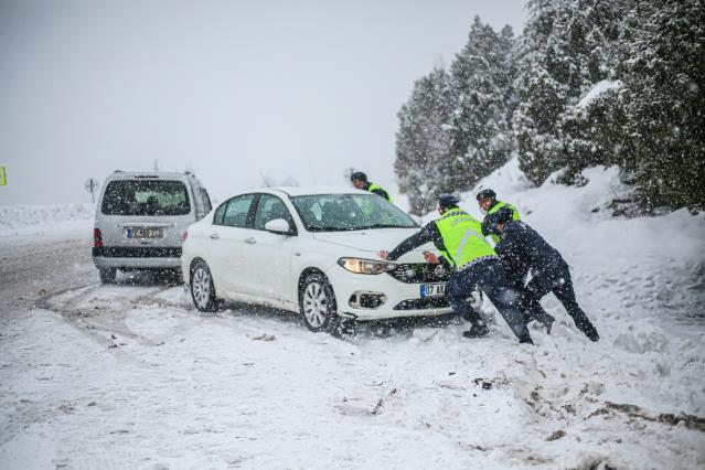 Konya -Antalya yolunda kar nedeniyle mahsur kalanlara jandarma yardım etti VİDEOHABER