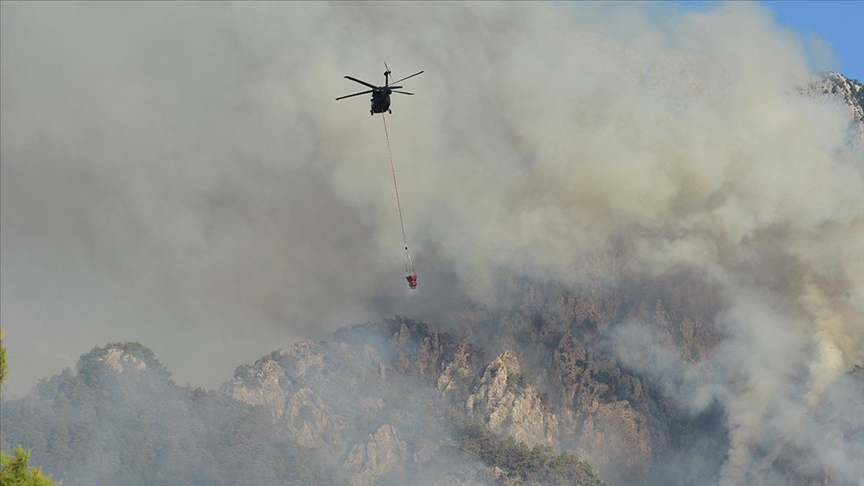 Antalya'nın Kemer ilçesindeki orman yangına havadan ve karadan müdahale sürüyor