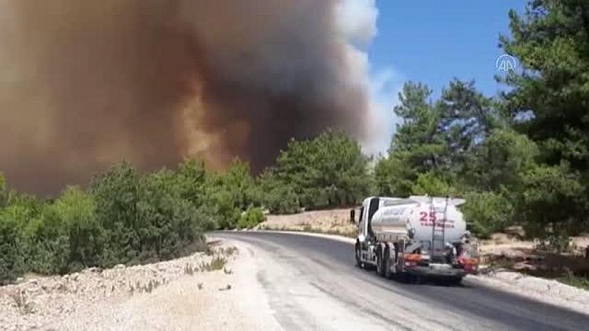 Antalya'nın Manavgat ilçesinde çıkan orman yangını söndürülmeye çalışılıyor.