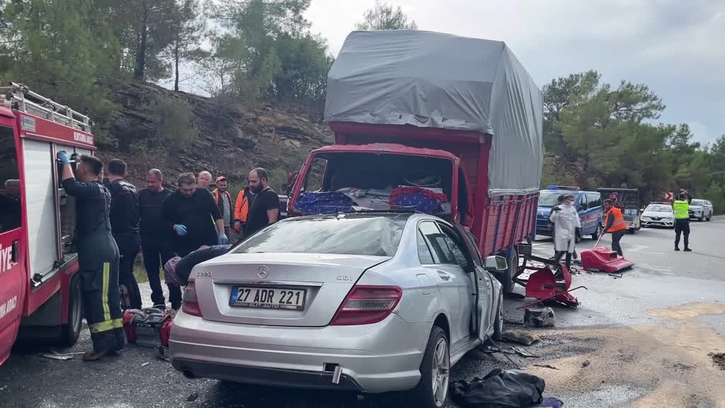 Seydişehir  yolunda Otomobil ve kamyonetin çarpıştığı kazada 2 kişi öldü, 6 kişi yaralandı