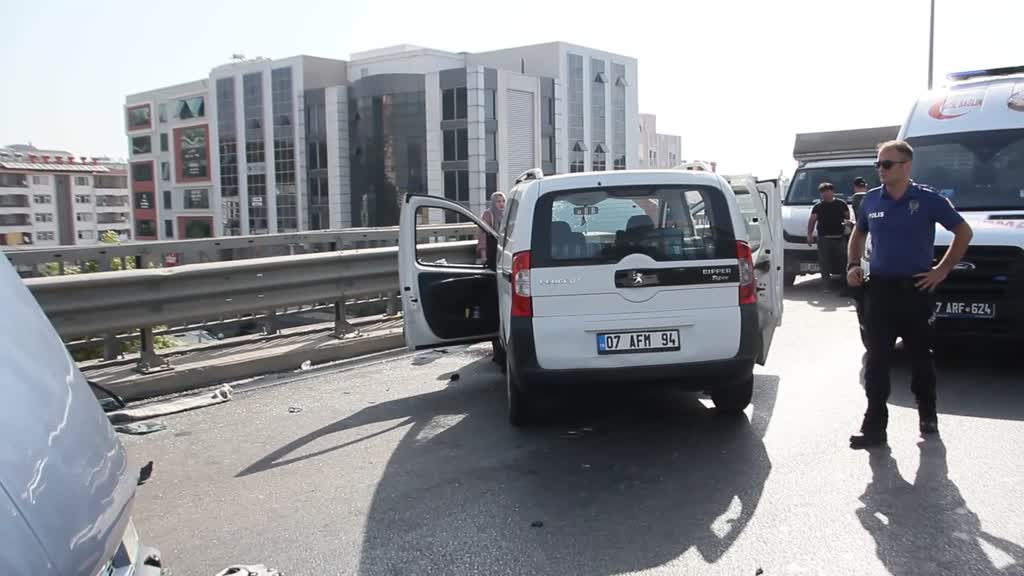 ANTALYA - Otomobille hafif ticari aracın karıştığı kazada özel güvenlik görevlisi öldü