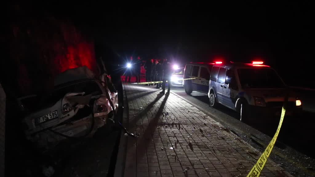 ANTALYA - Şarampole devrilen otomobildeki 2 kişi öldü, 2 kişi yaralandı