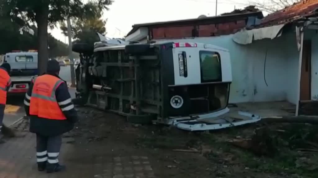 ANTALYA - Servis aracının devrilmesi sonucu 10 kişi yaralandı